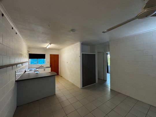 GROUND FLOOR UNIT MINUTES TO THE BEACH - Photo 1