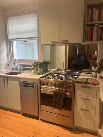 St Kilda West - Photo 4