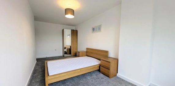 GREAT LOCATION FOR THIS 2 BEDROOM FLAT SHARE - Photo 2