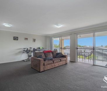 Bright & Spacious Top-Floor Apartment with Stunning Views â Prime... - Photo 5