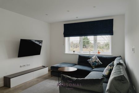 Aurora House Ceres Cresant Epsom Surrey, Epsom - Photo 3