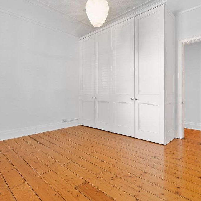 Charming Corner Home with Courtyard in Prime South Melbourne - Photo 1
