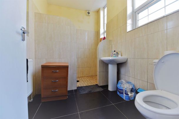 2 bedroom Flat in 14 Ragland Road, Leeds - Photo 1