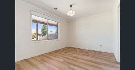 Gorgeous 3-Bedroom Family Home in Prime Location Cranbourne West - Photo 3