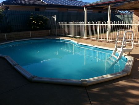 4 Bedroom Property with Pool! - Photo 2