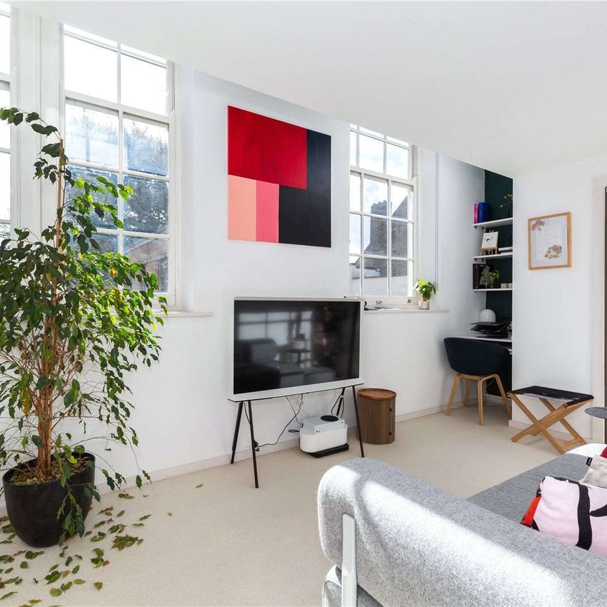 Large one bedroom apartment within this converted traditional red brick Edwardian school. - Photo 1