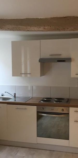 Location - Appartement T2 de 40 m² en rez-de-chaussée d'un immeuble de village - Photo 1