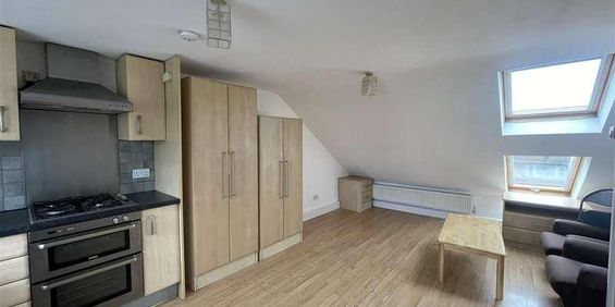 Kingsbridge Crescent, Southall, UB1 - Photo 3