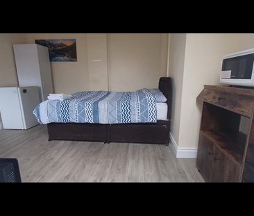 Studio Flat, Curzon Avenue, HA7 - Photo 3