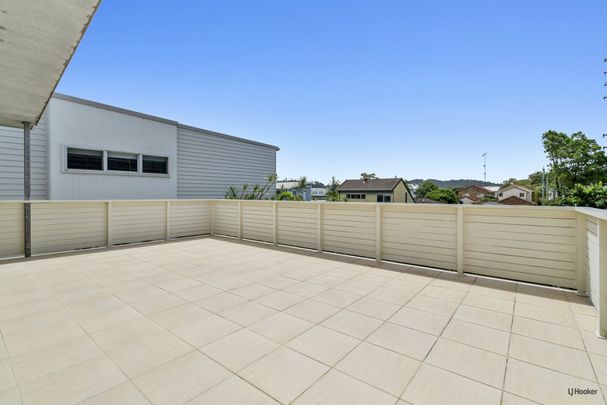 Five Bedroom + Study Fully Furnished Coastal Home � 6 Month Lease available - Photo 1