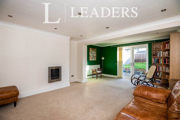 4 bedroom house to rent McKenzie Road, Chatham, ME5 - Photo 1