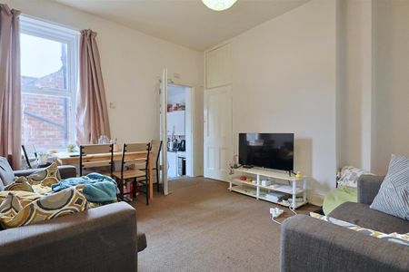 3 bedroom Student Flat to rent in Hazelwood Avenue, West Jesmond, Newcastle Upon Tyne, NE2 - Photo 2