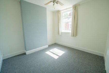 2 bedroom end of terrace house to rent - Photo 4