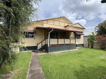 Family home with large backyard and shed - Photo 4
