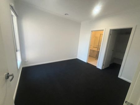 “Near New Beautiful Spacious Home in Tarneit” - Photo 2