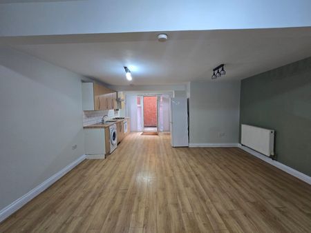 2 Bed Flat, Basement Clarence Road, E5 - Photo 2