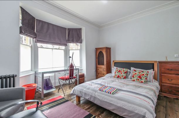 9 bed Detached - To Let - Photo 1