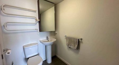 Tidy, conveniently located studio apartment in... - Photo 5