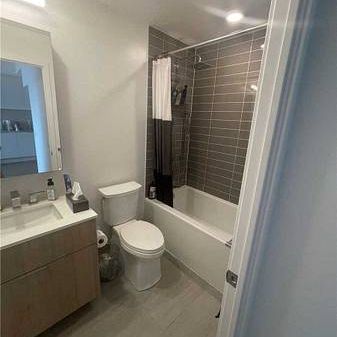 Yonge/Richmond Street-Stylish 1Bdrm+Den 1Bath 1Locker. - Photo 4