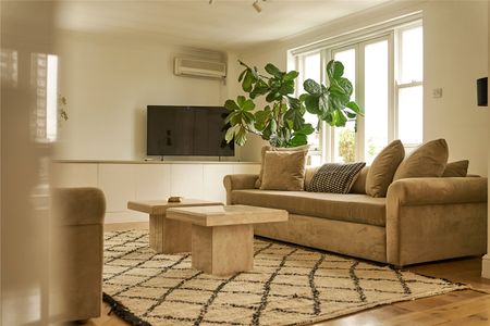 Light-filled apartment with dual terraces and serene Little Venice views. - Photo 3