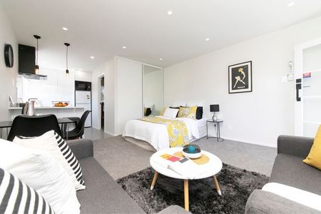 Modern, Peaceful and Sunny Unit in Epsom - Photo 2