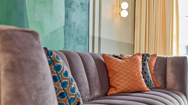 An exceptional two-bedroom deluxe apartment located on Hyde Park Gate, Kensington, London SW7 - Photo 1