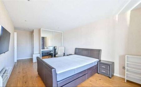 A well appointed three double bedroom property situated on the third floor of this portered, water side development located within a stones throw of Limehouse British Rail station and DLR. - Photo 2