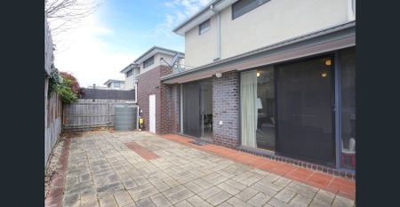 Furnished, spacious, light filled townhouse - Photo 4