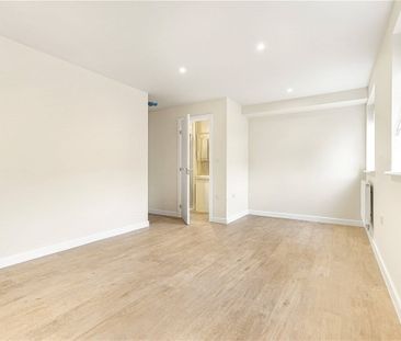 A newly built modern apartment situated on the ground floor with a ... - Photo 4