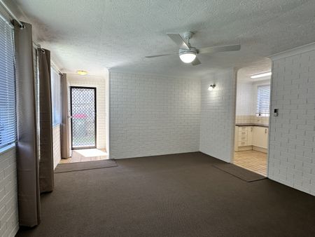 Large 2 bedroom unit in convenient location - Photo 5