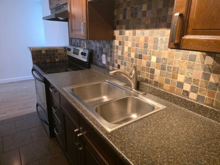 Bright Corner One-Bedroom with Southwest Views – Steps to the Stanley Park & the Seawall! - Photo 3