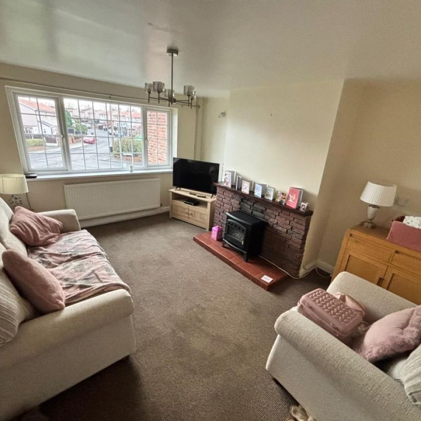 2 bed Flat - To Let - Photo 1
