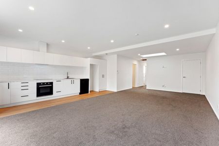 Brand-new one-bedroom unit - Photo 2
