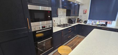 6 Bed - 14 Ash Road, Headingley, Leeds - LS6 3HD - Student - Photo 5