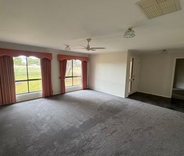 4 BEDROOM HOME IN KIALLA + POOL & SHEDS! - Photo 1