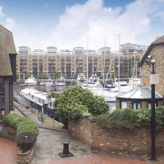 A bright 2 bedroom split level apartment in a purpose built development overlooking St. Katharine Docks. The apartment benefits from a private terrace and garage. - Photo 1