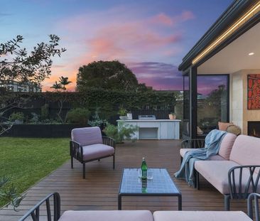 Freestanding Designer Beach House with Pool & Garden Oasis - Photo 3