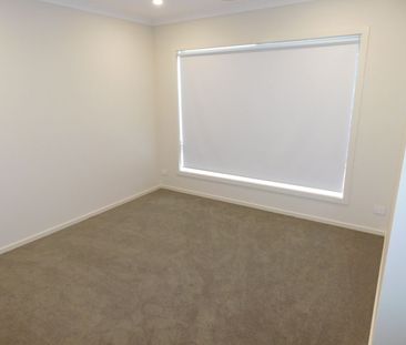 FOUR BEDROOM FAMILY HOME WITH LANDSCAPED GARDENS - Photo 6