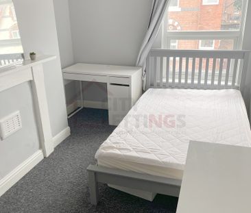 8 Bedroom Mid Terraced House - Photo 4