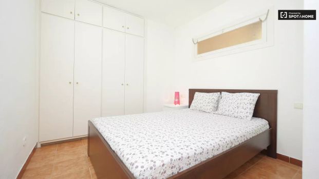 Room in a shared 2-bedroom apartment for rent in El Raval, Barcelona. - Photo 1