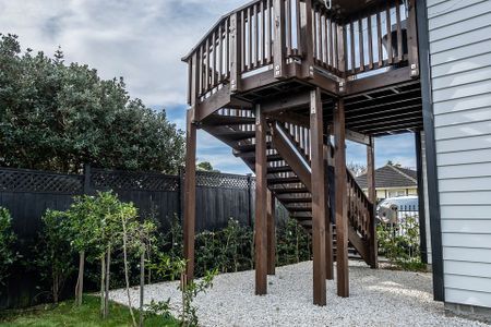 Modern 4BR Te Atatu Gem - AC & Garden! - Photo 2