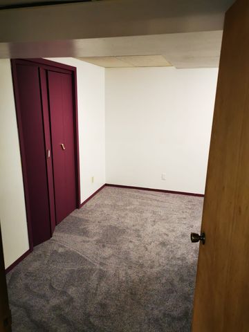 Older but spacious and well maintained 3.5 bdrm home in Beddington! - Photo 3