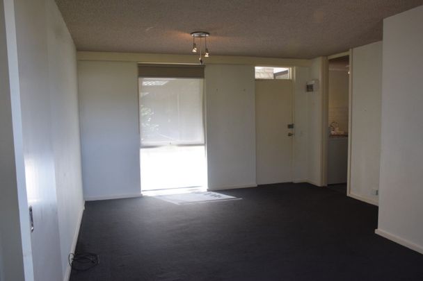 PERFECTLY POSITIONED AND GENEROUSLY SIZED 3 BEDROOM APARTMENT - Photo 1