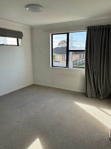 Beautiful 4 Bedroom 4 Bathroom House - Photo 3