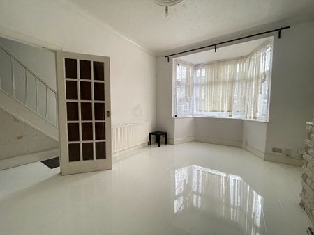 3 Bed Terraced House, Natal Road, IG1 - Photo 2