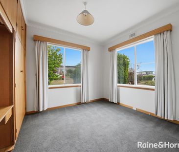 Sunny Three Bedroom Home! - Photo 3