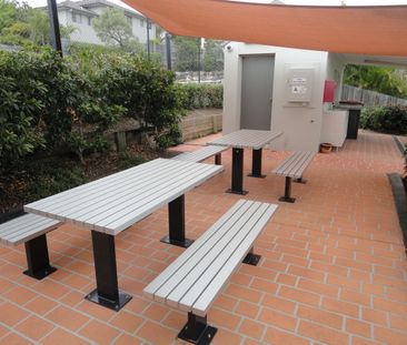 A luxury townhouse. Close to train, bus and schools. 3 Bedrooms Tow... - Photo 6