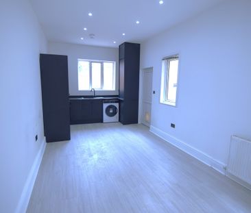 To Let 4 Bed Mid Terraced House - Photo 3