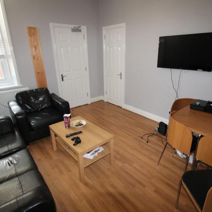 4 bedroom flat to rent - Photo 1