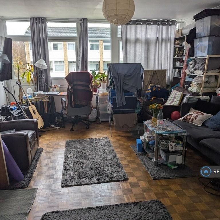 1 bedroom in a flat share to rent - Photo 1